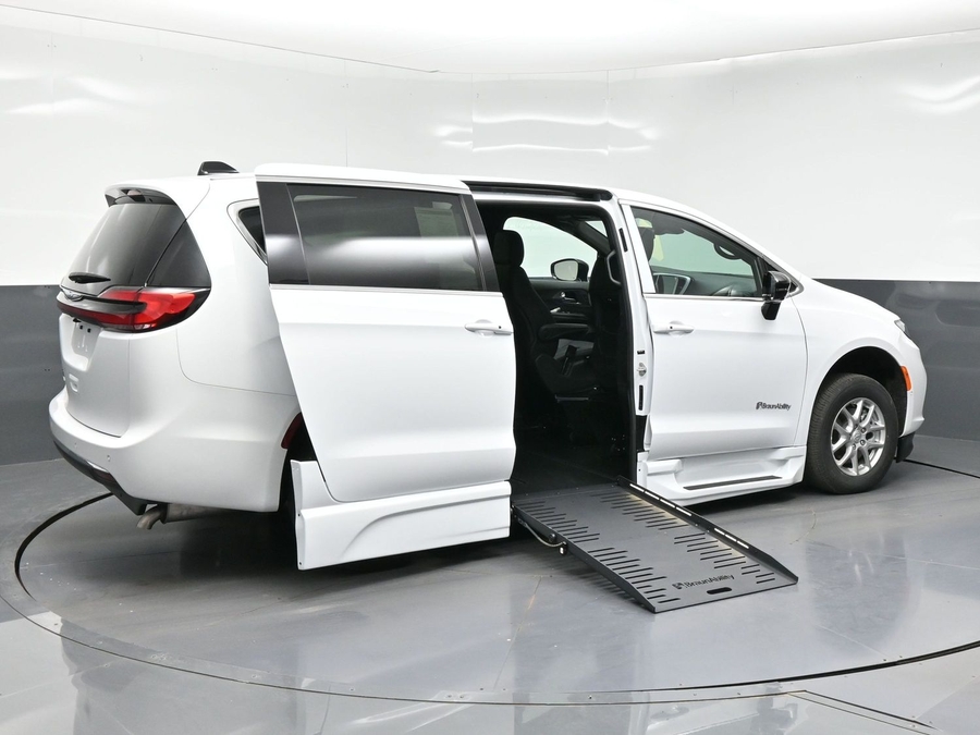 White Chrysler Pacifica image number 6
