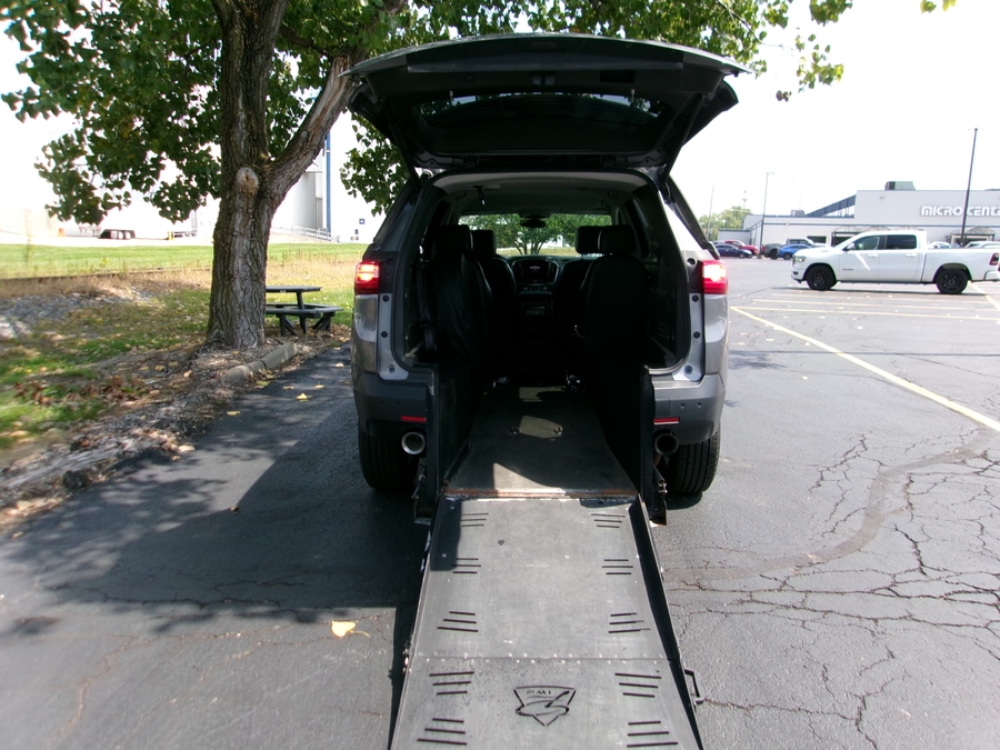  Chevrolet Traverse image number 3