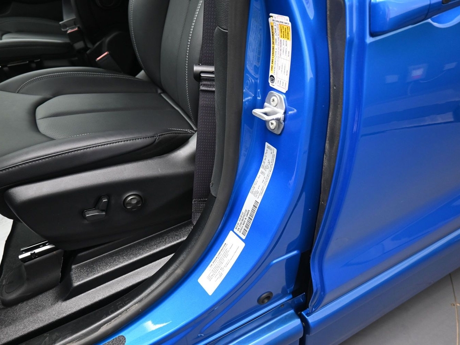 Blue Chrysler Pacifica image number 13