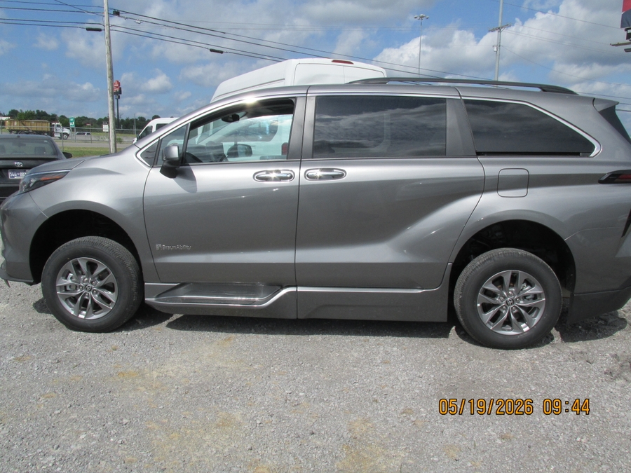 Grey Toyota Sienna image number 12