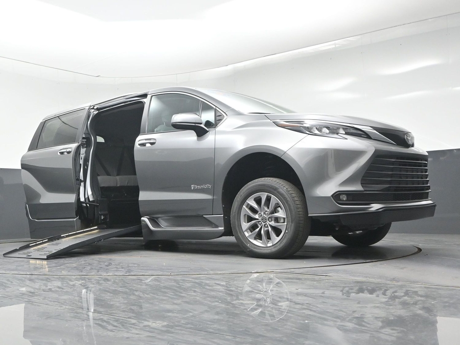 New 2026 Toyota Sienna Hybrid XLE Add - BraunAbility Side Entry Fold Out Automatic Ramp
