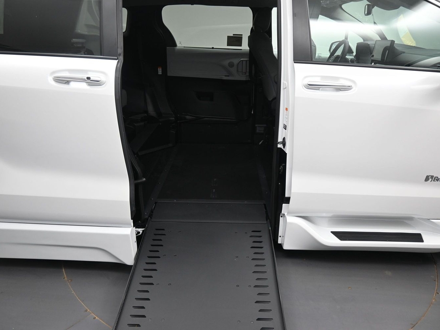 White Toyota Sienna image number 25