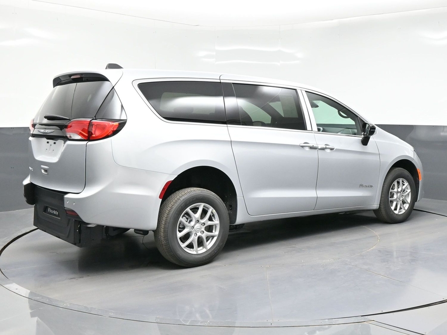 Silver Chrysler Voyager image number 6