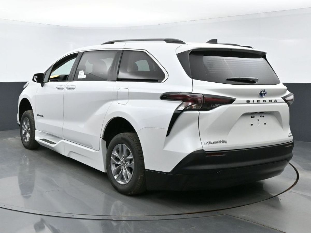 2023 Toyota Sienna XLE - Photo 22
