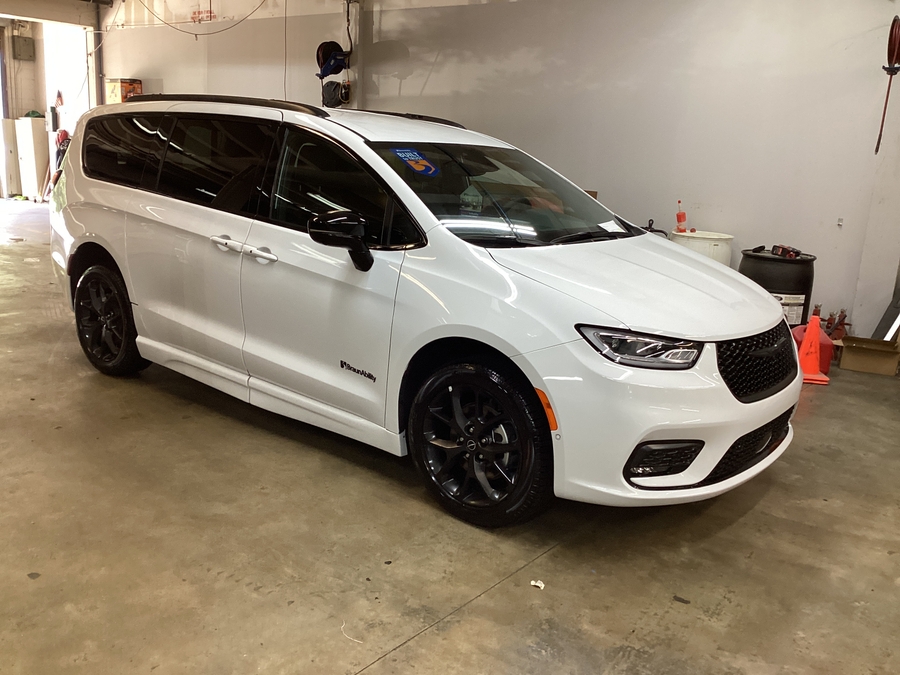 White Chrysler Pacifica image number 1