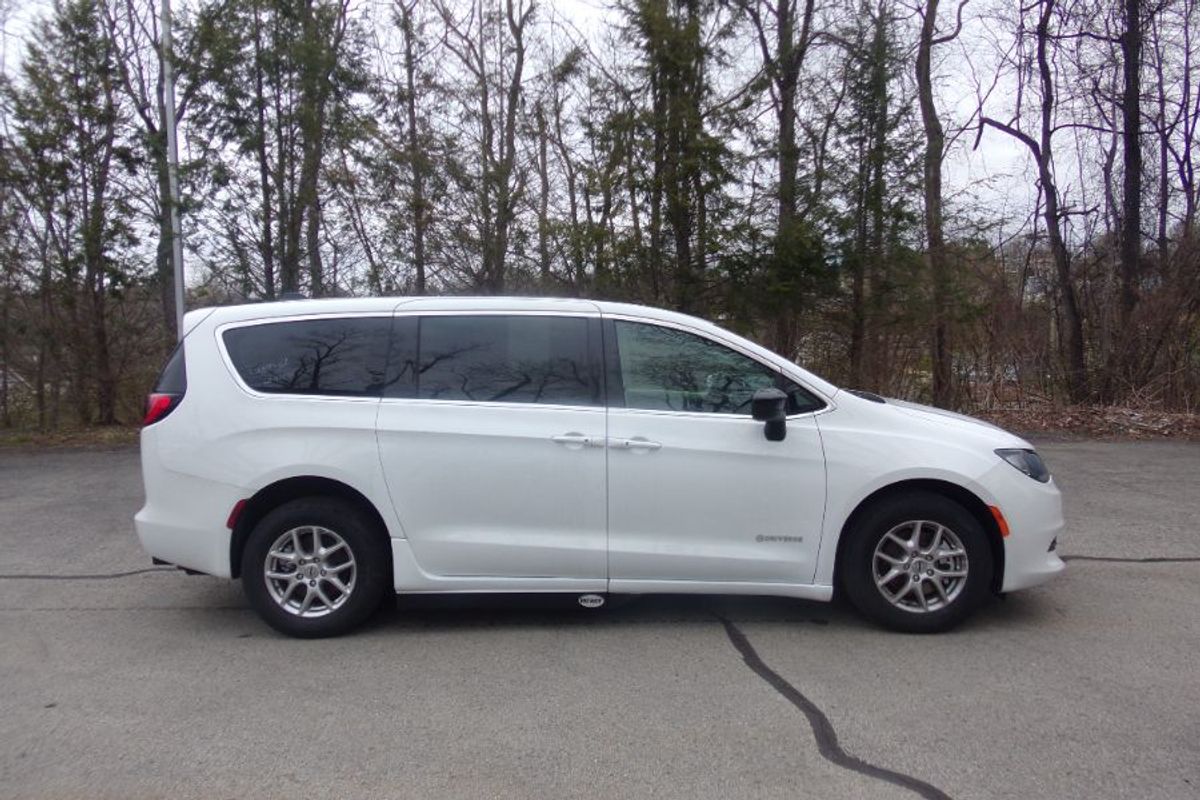 White Chrysler Voyager image number 5