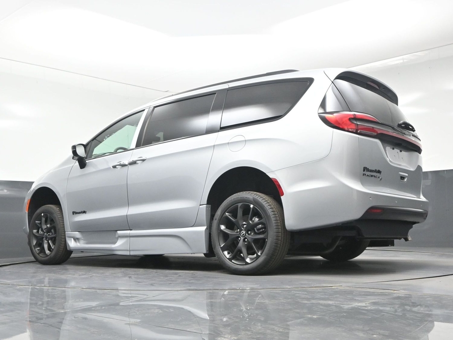 2026 Chrysler Pacifica Select - Photo 14