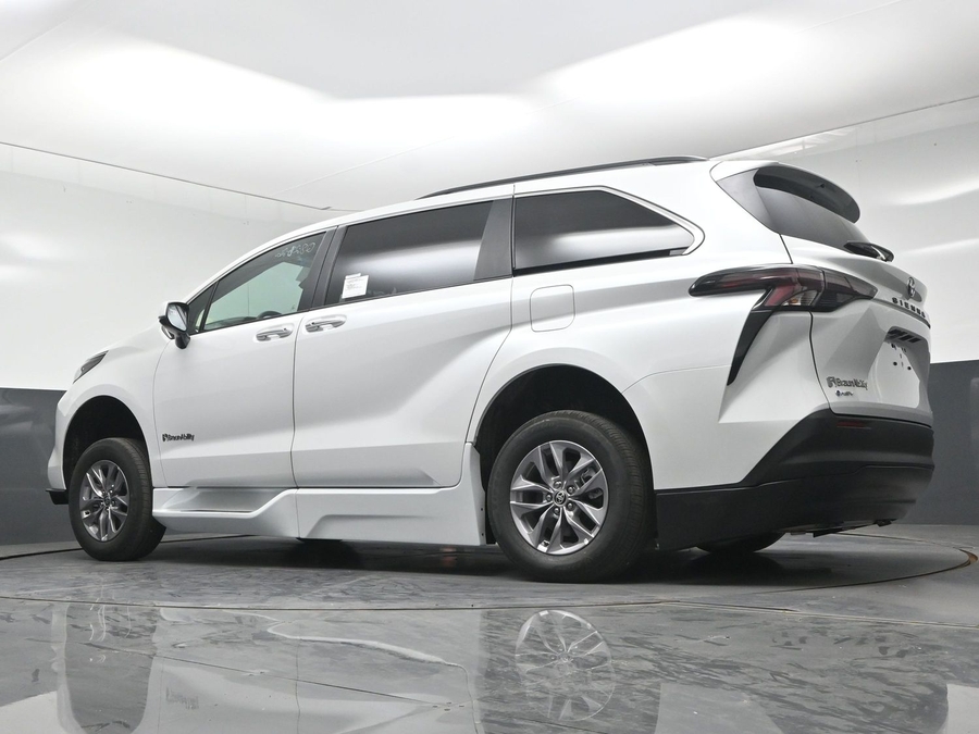 New 2026 Toyota Sienna Hybrid XLE Base - BraunAbility Side Entry Fold Out Automatic Ramp