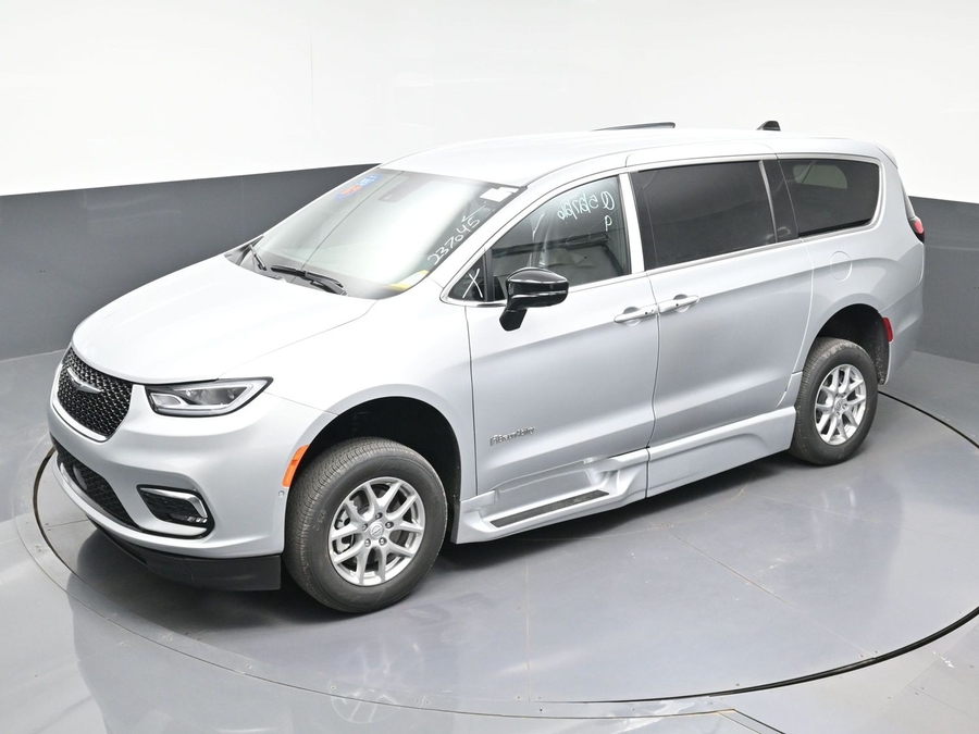 Silver Chrysler Pacifica image number 20