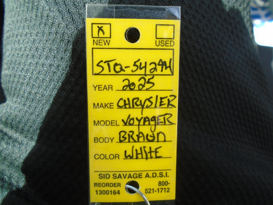 White Chrysler Voyager image number 15