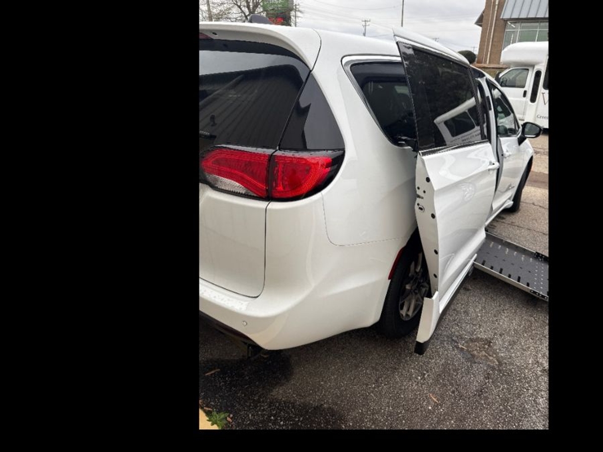 White Chrysler Voyager image number 2