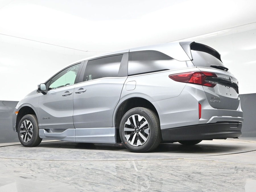 Silver Honda Odyssey image number 15
