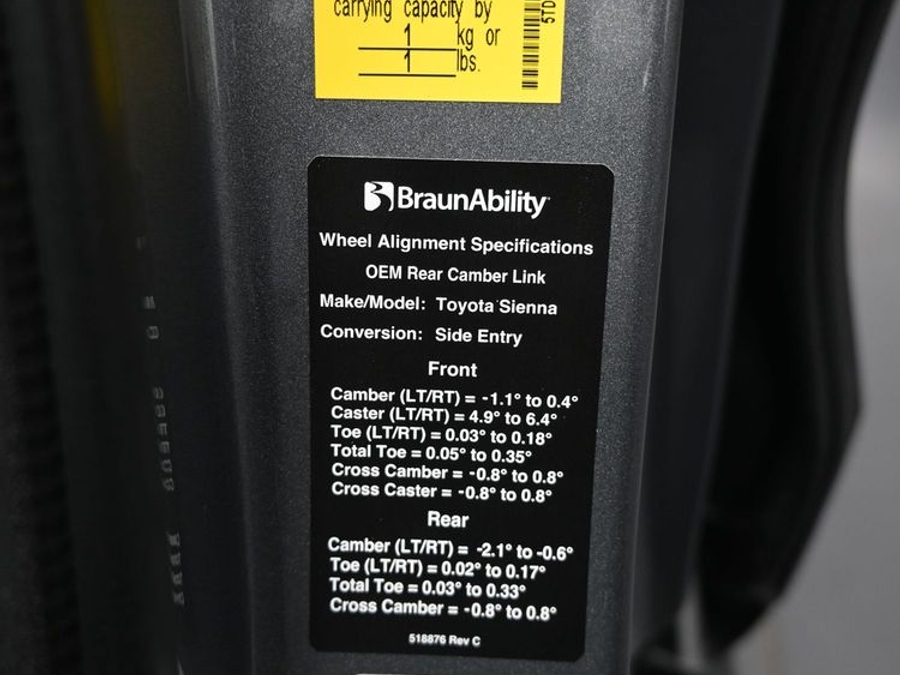 Grey Toyota Sienna image number 21