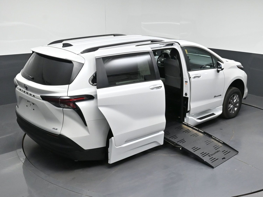 New 2026 Toyota Sienna Hybrid XLE Base - BraunAbility Side Entry Fold Out Automatic Ramp