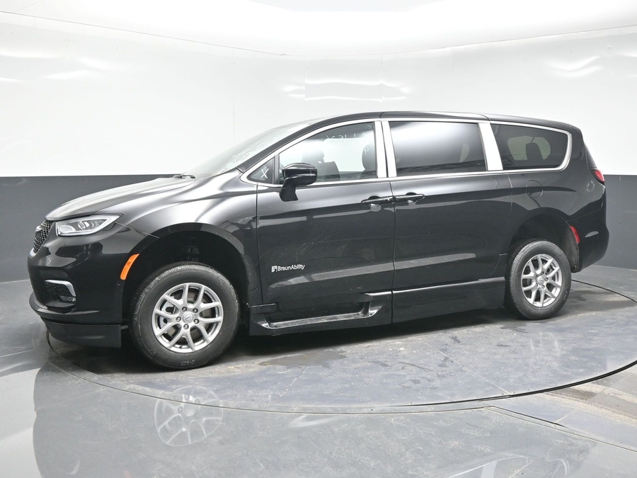 Black Chrysler Pacifica image number 2