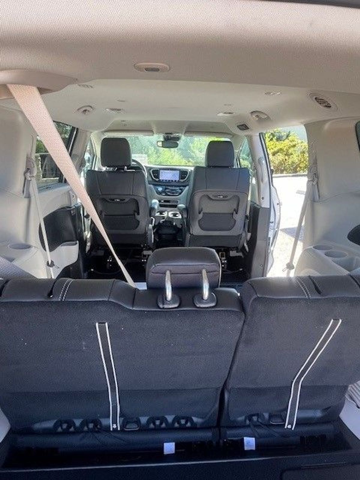 Silver Chrysler Pacifica image number 12
