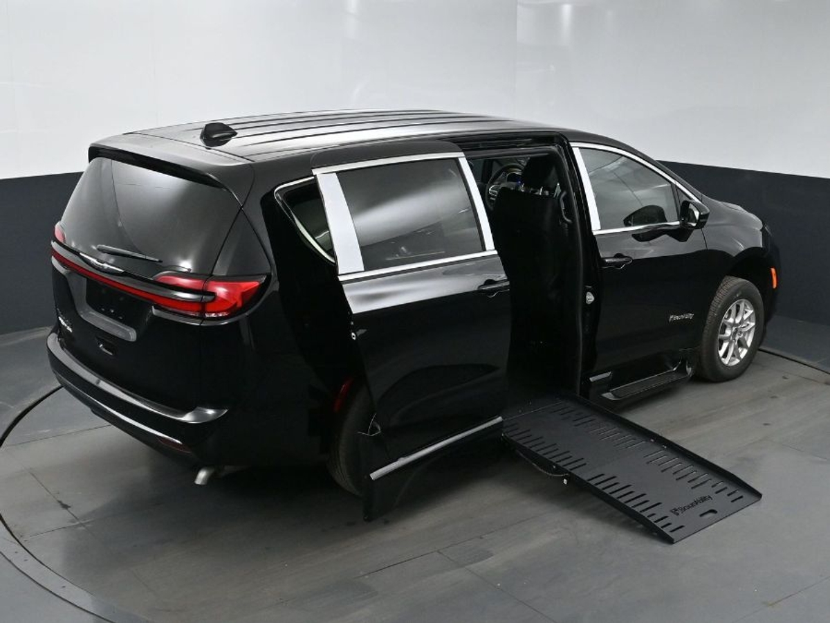 2025 CHRYSLER PACIFICA - Image 26