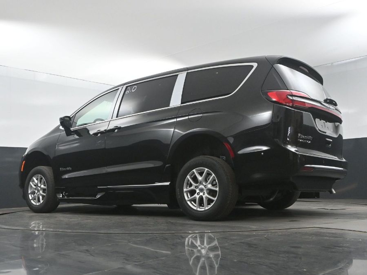 Black Chrysler Pacifica image number 20