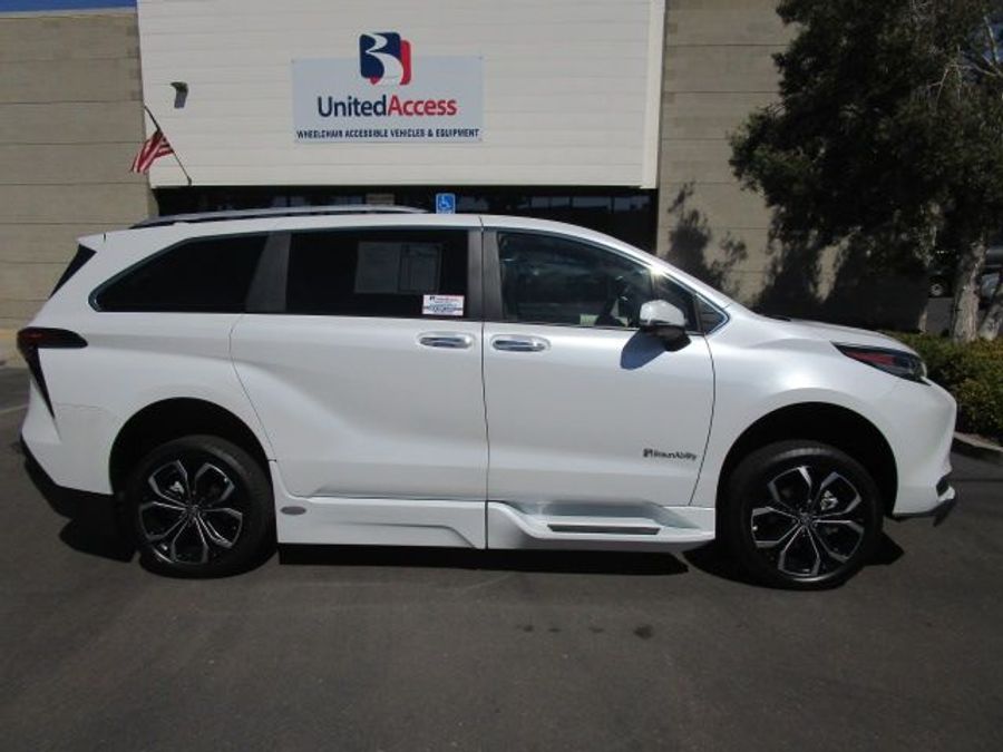 New 2025 Toyota Sienna Hybrid Platinum - BraunAbility Side Entry Entry Fold Out Automatic Ramp