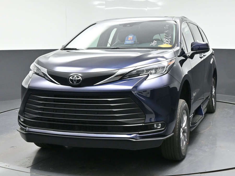 Blue Toyota Sienna image number 22