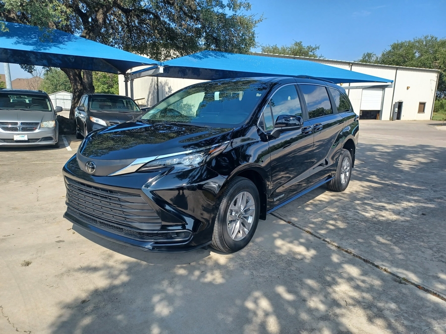 Black Toyota Sienna image number 7