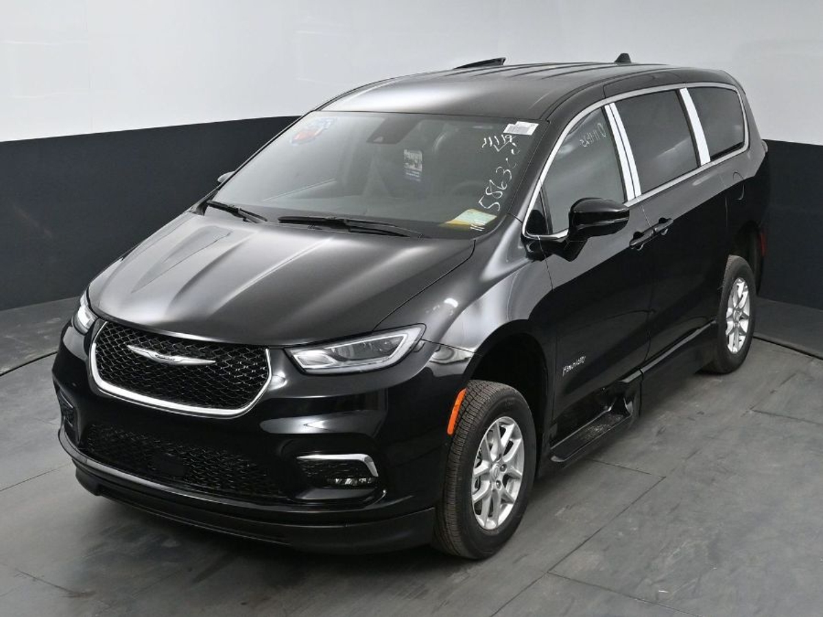 Black Chrysler Pacifica image number 23