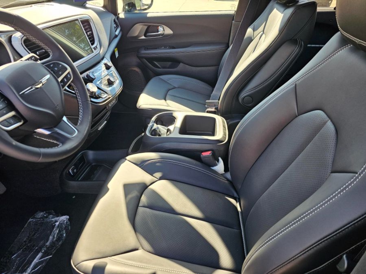 2025 CHRYSLER VOYAGER - Image 4