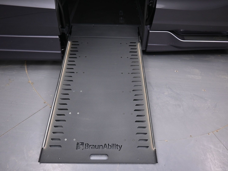 Grey Honda Odyssey image number 9