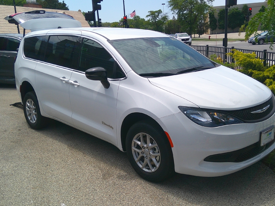 White Chrysler Voyager image number 8