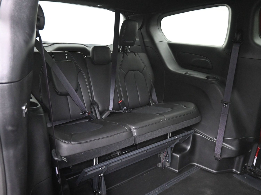 Red Chrysler Voyager image number 9