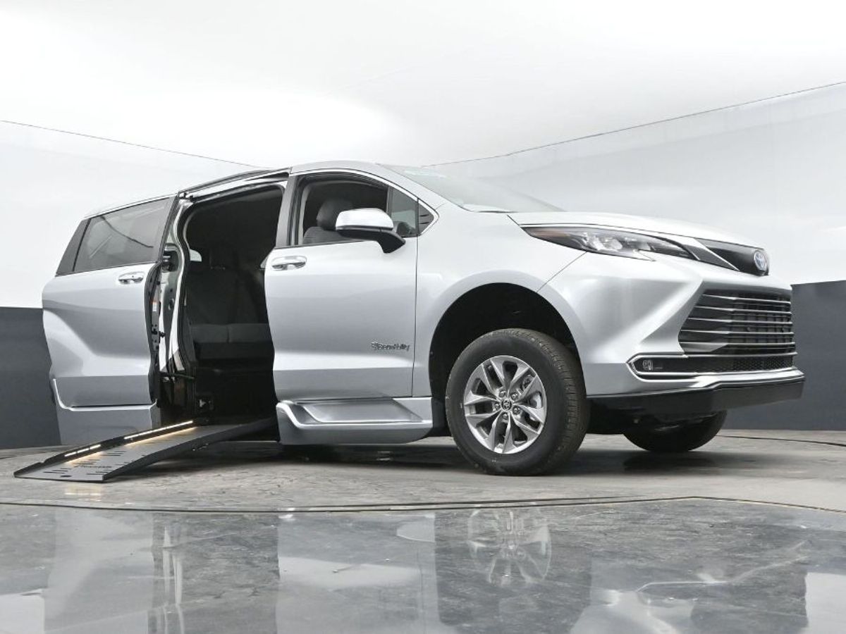 Silver Toyota Sienna image number 7