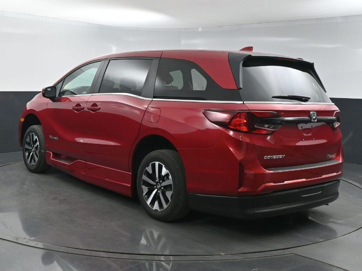 Red Honda Odyssey image number 5