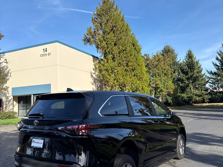 New 2026 Toyota Sienna Hybrid LE - BraunAbility Commercial Rear Entry Fold Out Manual Ramp