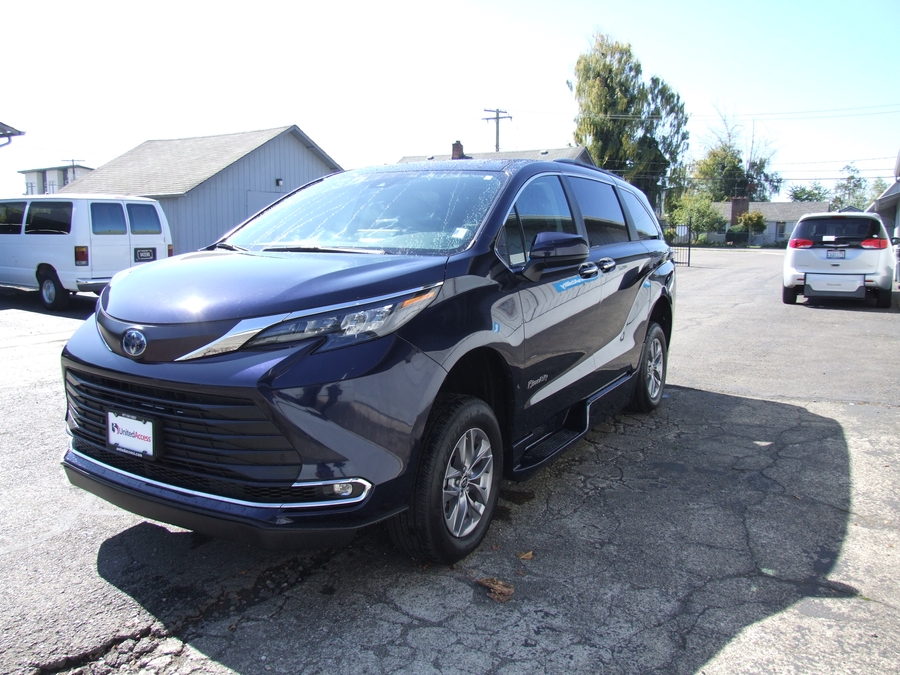 Used 2024 Toyota Sienna Hybrid XLE Plus - BraunAbility Side Entry In Floor Automatic Ramp