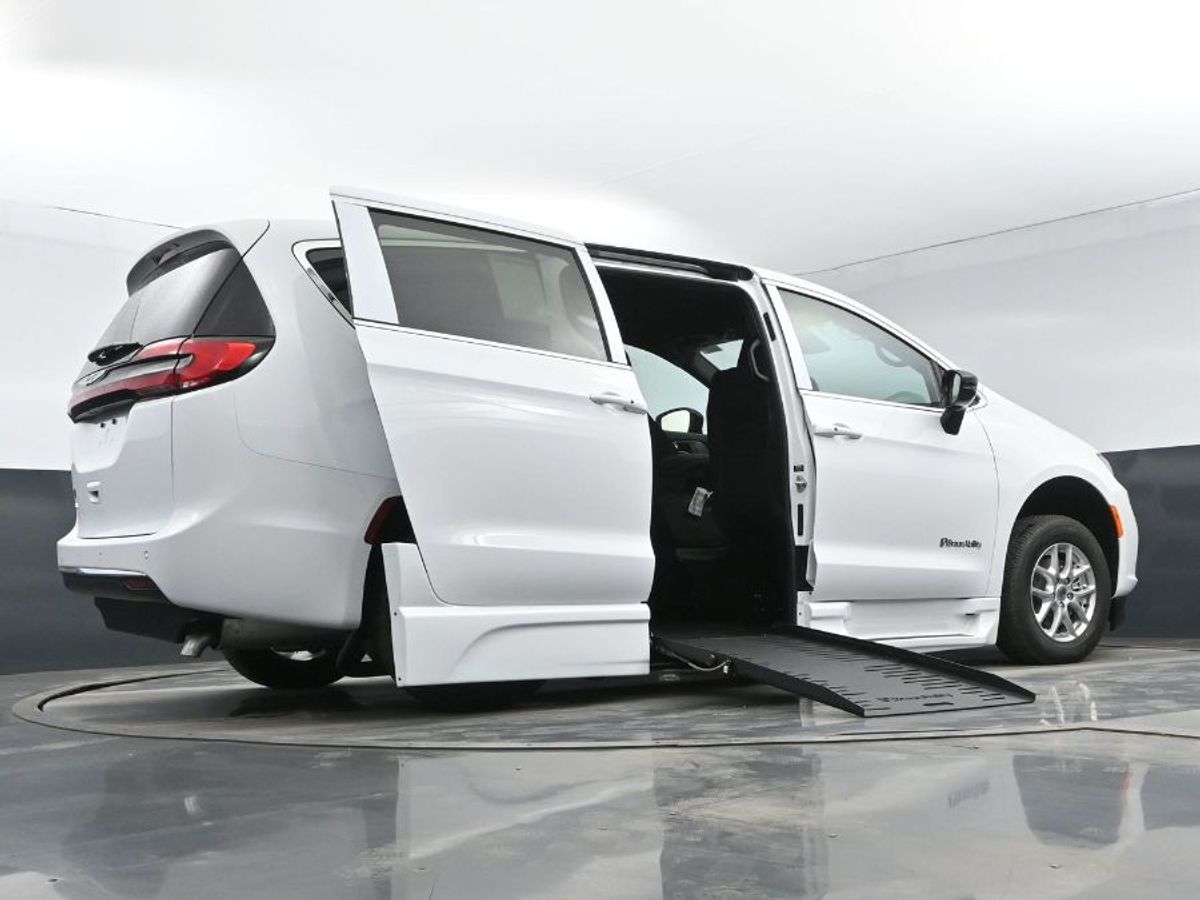 2024 Chrysler Pacifica Touring - Photo 14