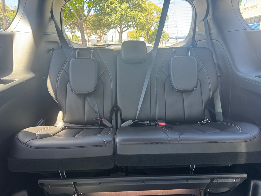 Black Chrysler Pacifica image number 18