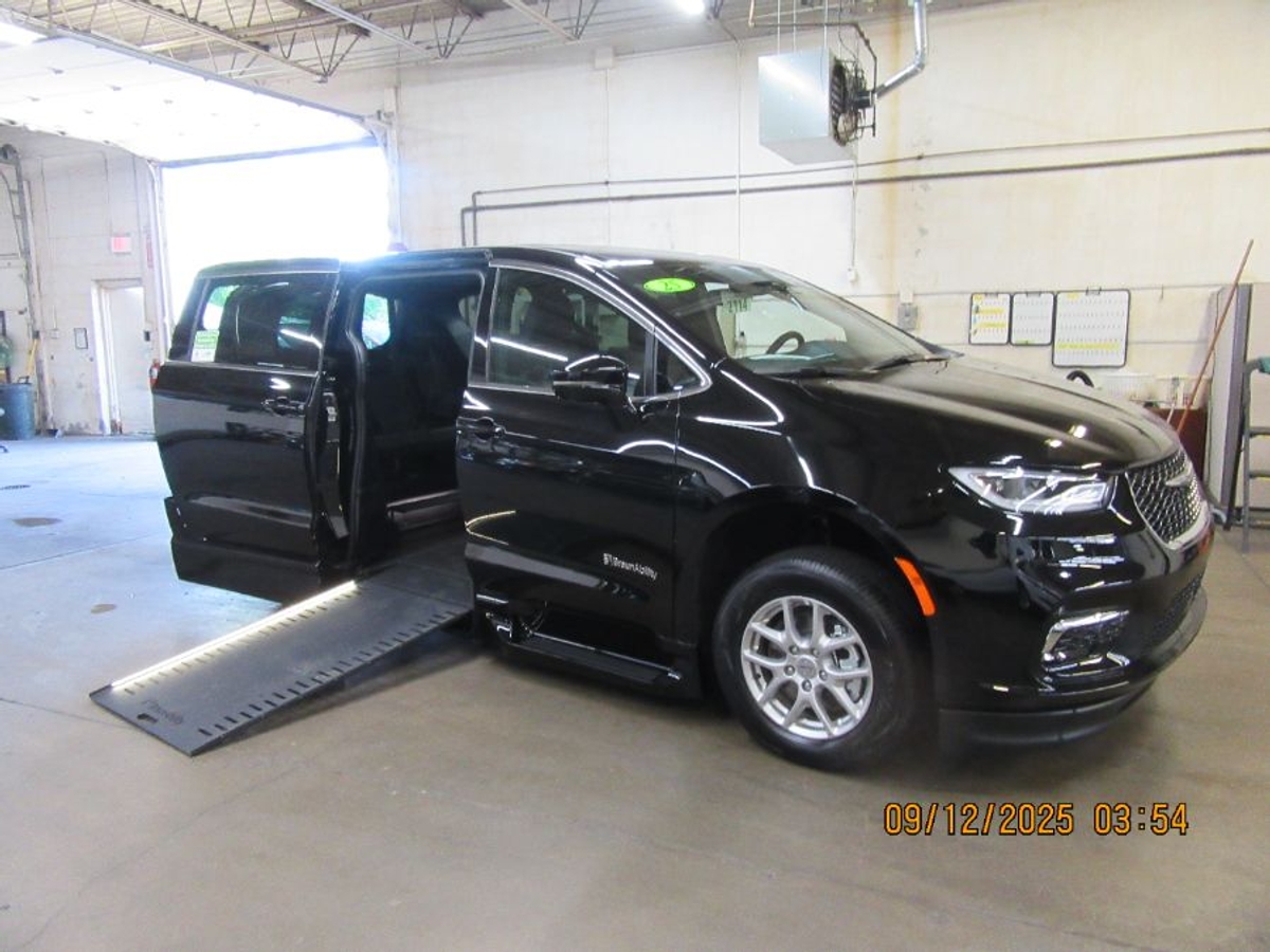 Black Chrysler Pacifica image number 19