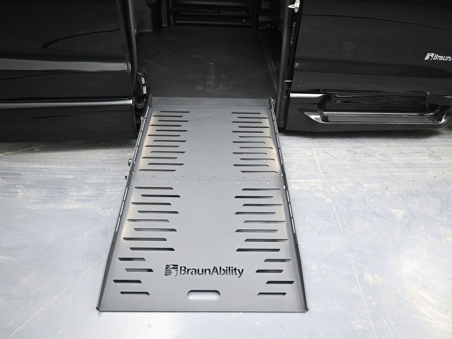 Black Chrysler Pacifica image number 9