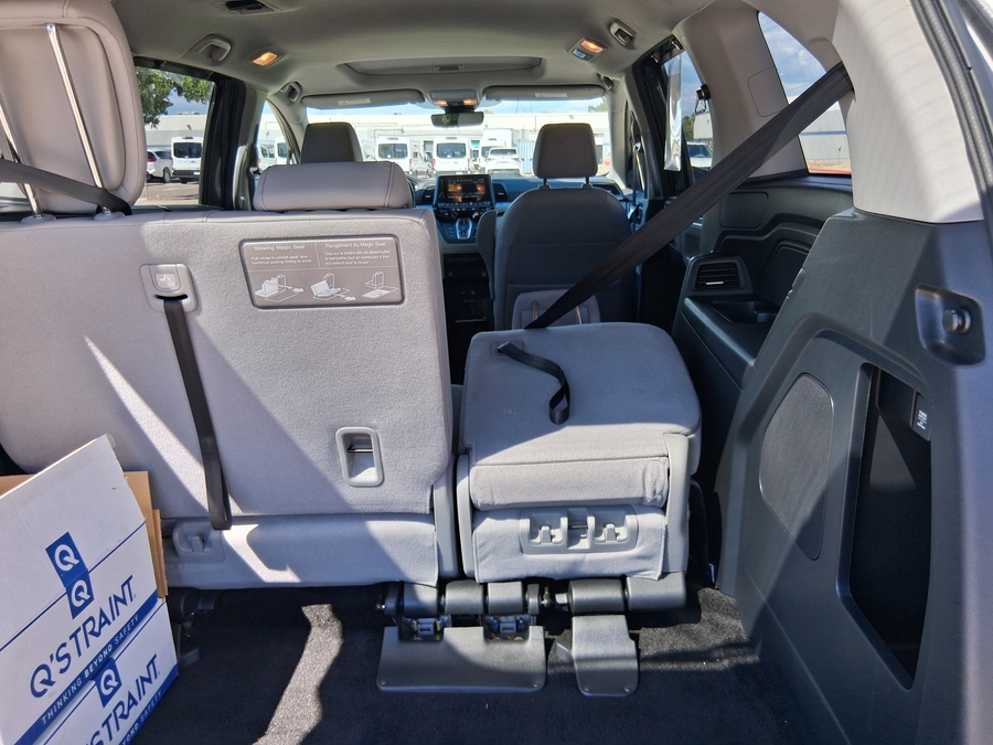 Grey Honda Odyssey image number 16