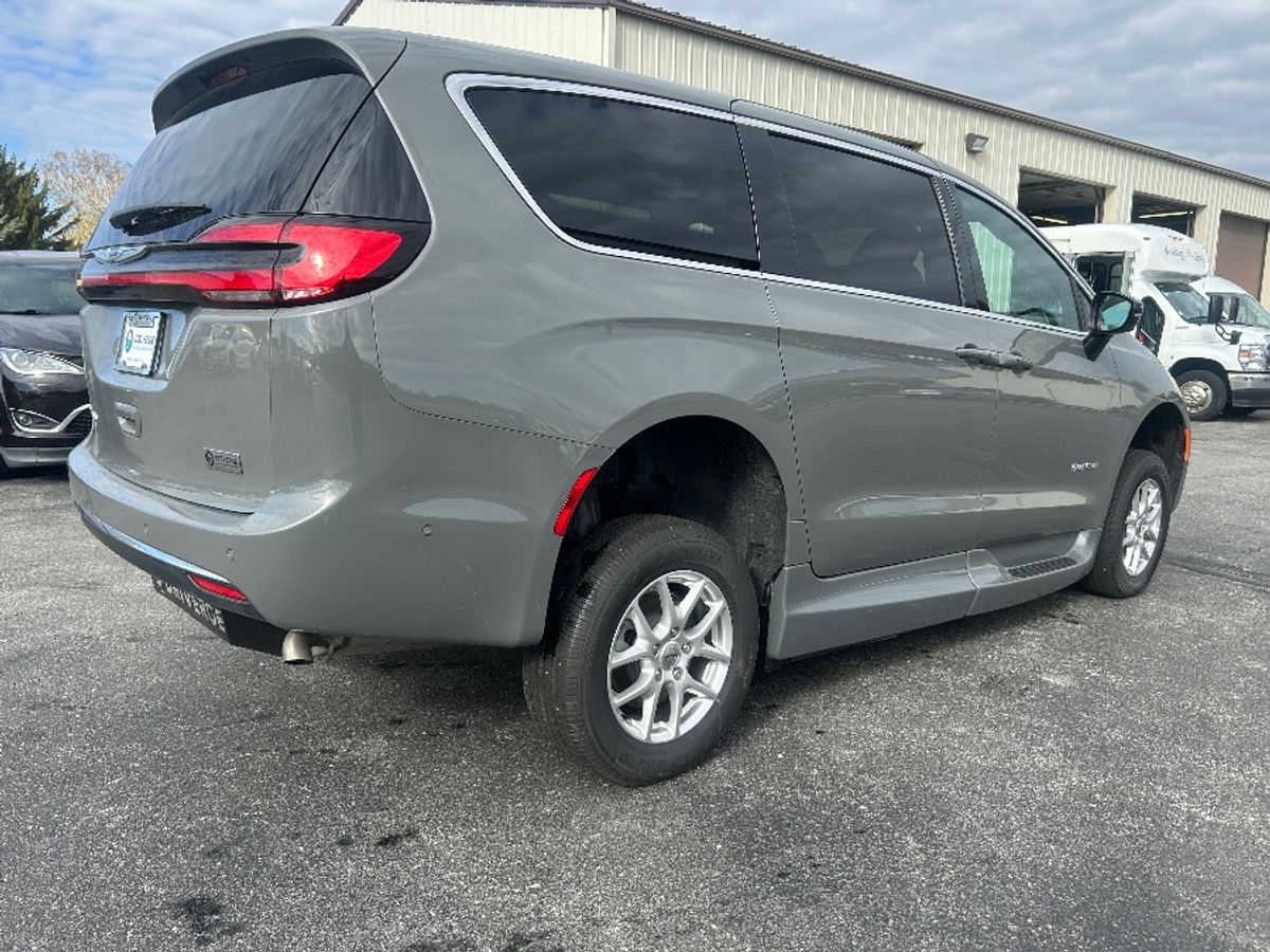 Grey Chrysler Pacifica image number 9