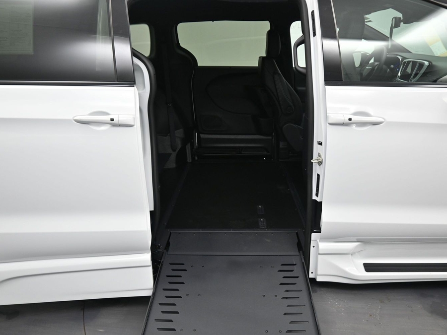 White Chrysler Pacifica image number 10