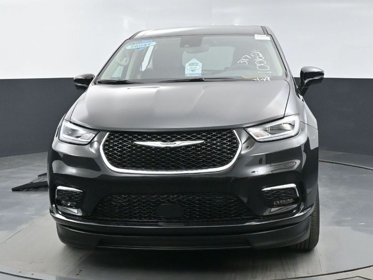 Black Chrysler Pacifica image number 18