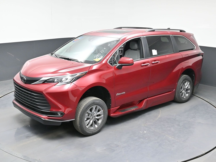 New 2026 Toyota Sienna Hybrid XLE Base - BraunAbility Side Entry Entry Fold Out Automatic Ramp