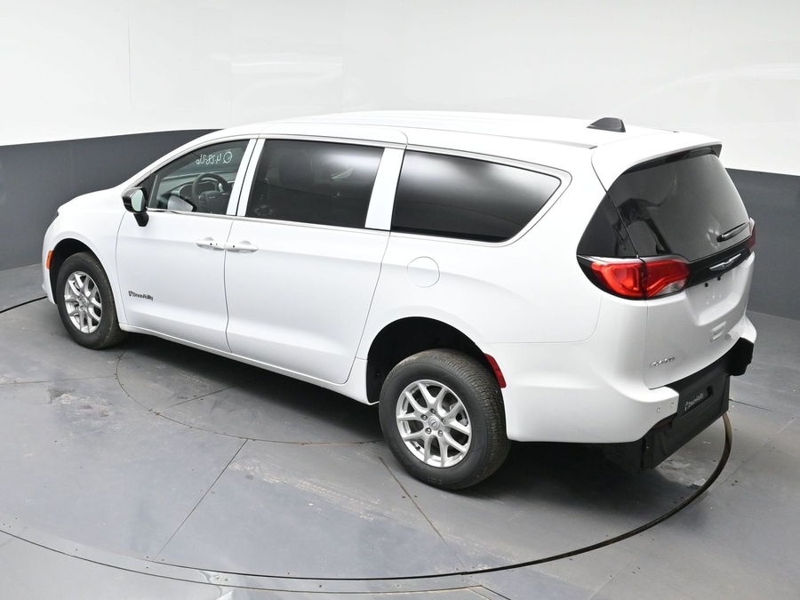 White Chrysler Voyager image number 7