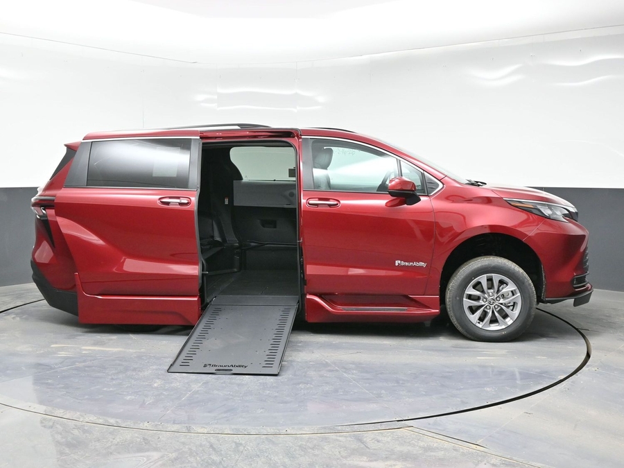 New 2026 Toyota Sienna Hybrid XLE Add - BraunAbility Side Entry Entry In Floor Automatic Ramp