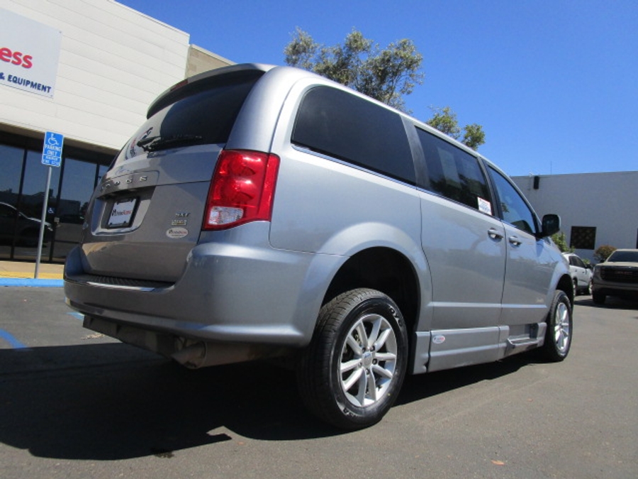 Used 2019 Dodge Grand Caravan SXT - Revability Side Entry Entry Fold Out Automatic Ramp