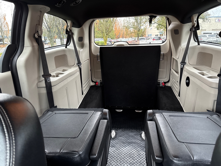 Used 2019 Dodge Grand Caravan SXT - International Mobility Rear Entry Entry Fold Out Manual Ramp