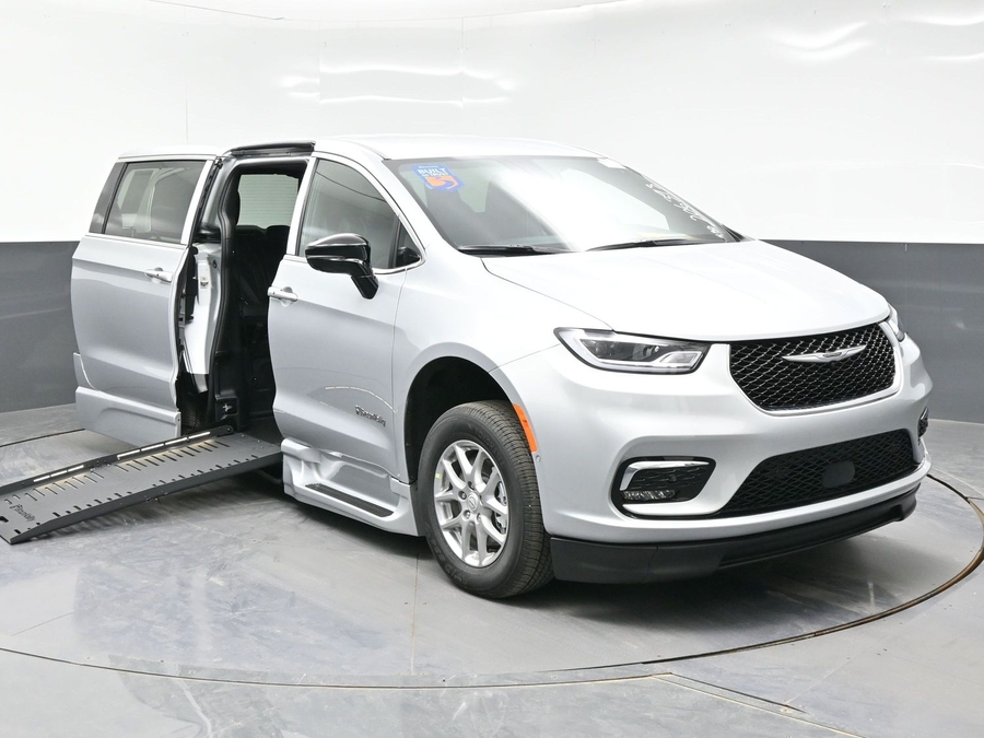 Silver Chrysler Pacifica image number 18