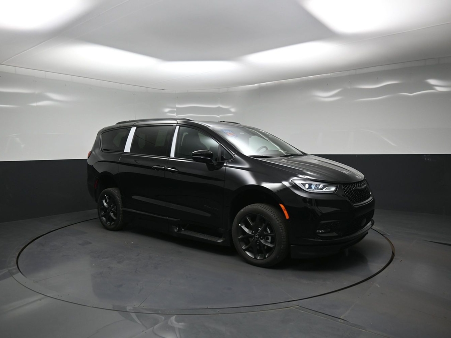 New 2026 Chrysler Pacifica Select Sport - BraunAbility Side Entry In Floor Automatic Ramp