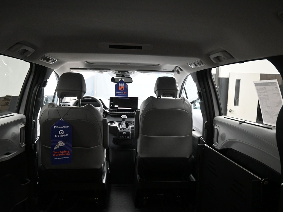 New 2025 Toyota Sienna Hybrid XLE Base - BraunAbility Side Entry Entry Fold Out Automatic Ramp